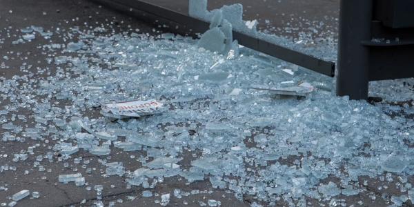 В Астрахани вандалы разбили стекло остановочного комплекса у ТЦ «Адмиралтейский»