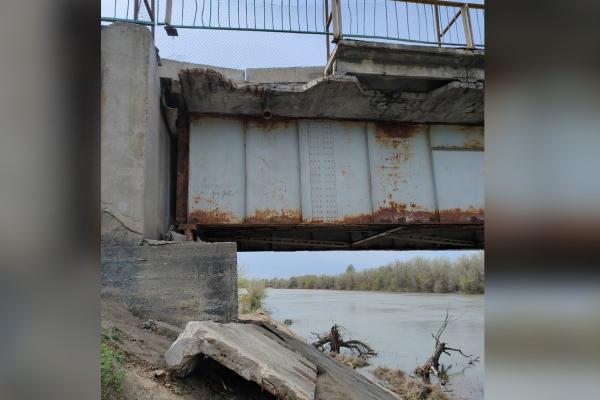 В селе Бирюковка Астраханской области разваливается мост через ерик Сухой Рычан