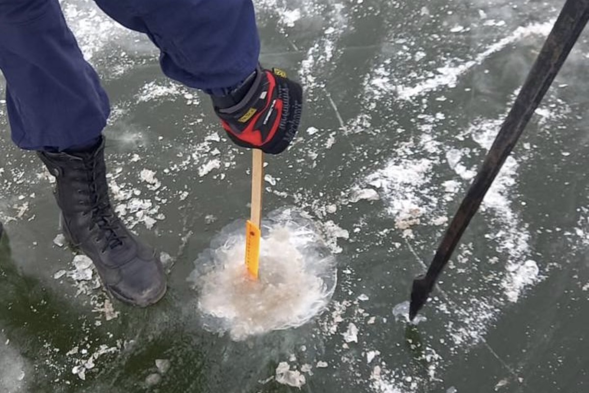 Толщина льда для катания. Толщина льда. Лед на водоеме. Замер толщины льда. Тонкий лед.