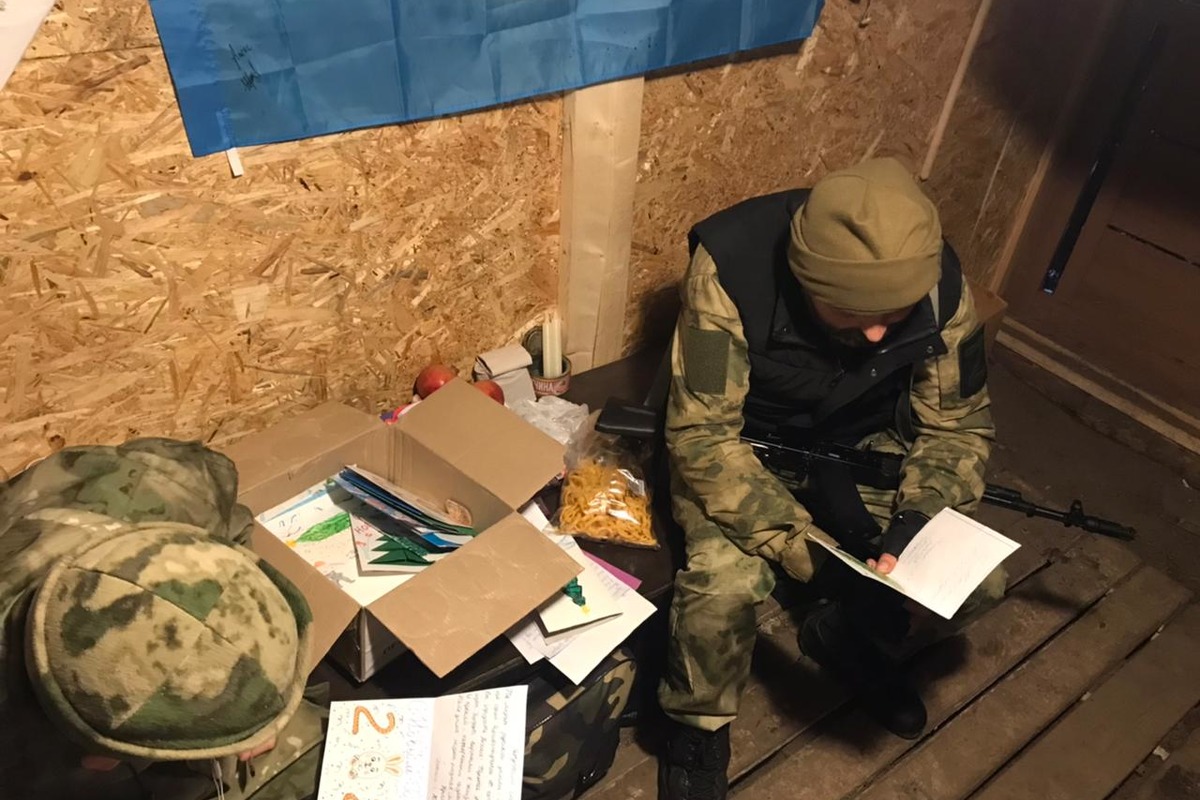 Бойцы читают письма от астраханских детей