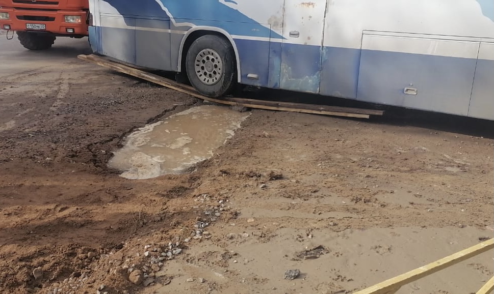 На Казачьем застряли два автобуса
