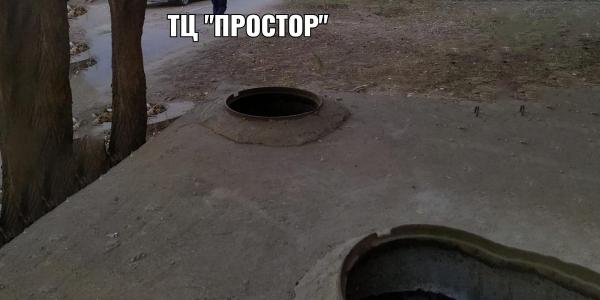 В микрорайоне Бабаевского полно открытых канализационных люков.