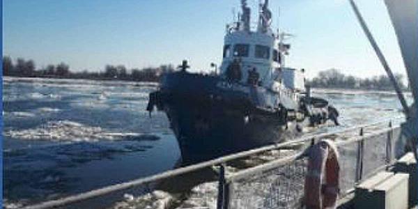В дополнение к коммунальной катастрофе областного центра, в Астраханской области «замерзло» несколько паромных переправ
