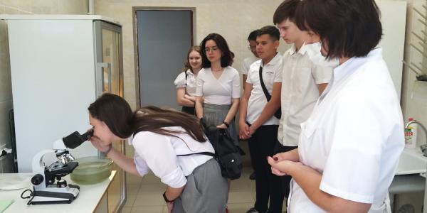 Познавательную экскурсию по экологической лаборатории ПривЖД провели для астраханских школьников