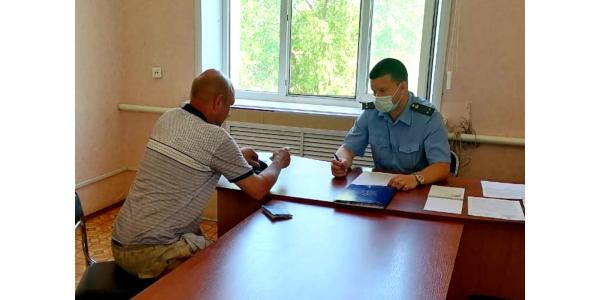 В Астрахани после беседы с представителем закона должник оплатил 46 штрафов