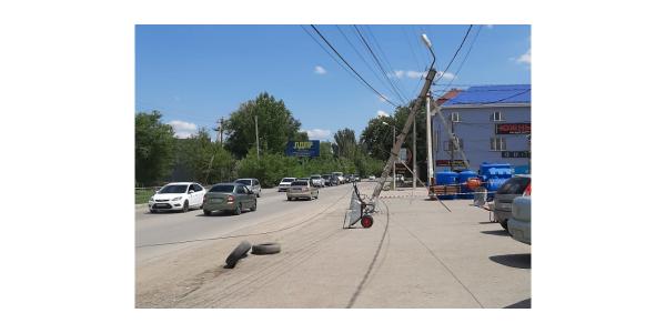 На улице Бабаевского у светофора перед рынком водители в недоумении. На проезжей части находится кабель, идущий от покосившегося столба.