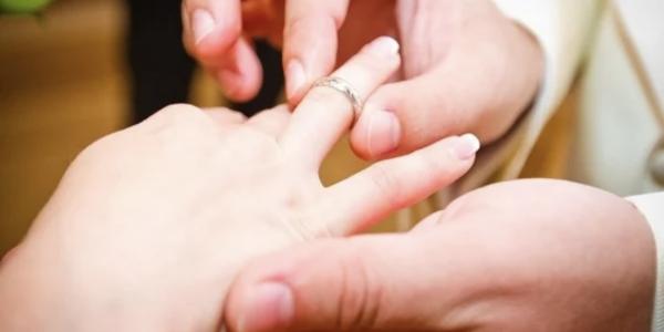 Астраханцы смогут регистрировать браки на дому и в больнице