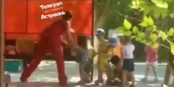 Астраханцы обсуждают видео из детсада 