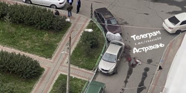 Астраханца, обнаруженного в луже крови под окнами дома в Москве, убили трое мужчин