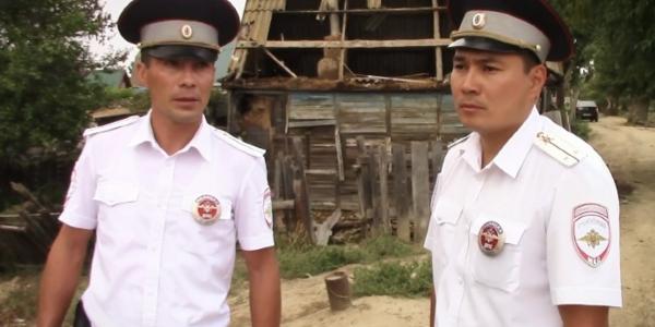 Астраханские полицейские спасли из огня двух местных жителей, задыхающихся в своих домах