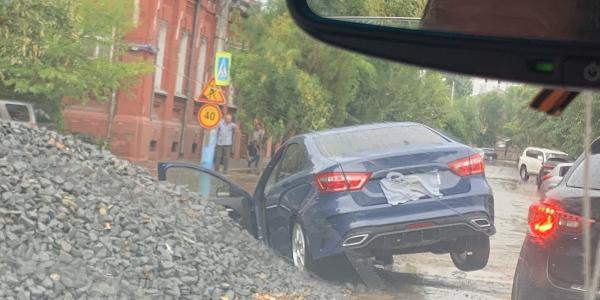 В Астрахани под землю провалился автомобиль 