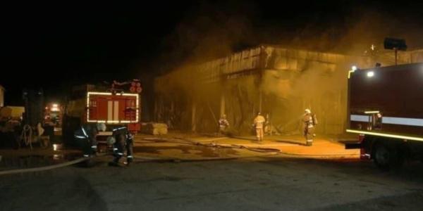В Камызякском районе тушат крупный пожар в ангаре