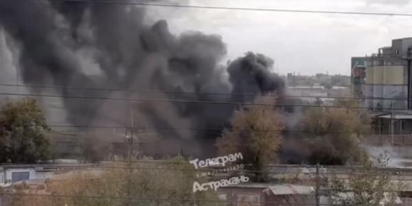 В Астрахани очевидцы наблюдают крупный пожар