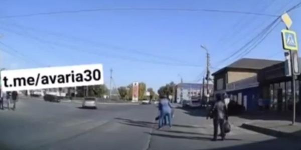 В Астрахани водитель едва не сбил пешеходов, устроив дрифт на дороге