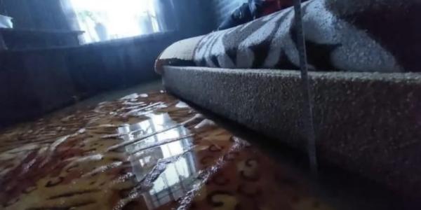 Астраханка в затопленном доме умоляет властей о помощи