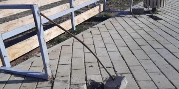 Астраханцы в соцсетях возмущаются вандализму в парке на Казачьем