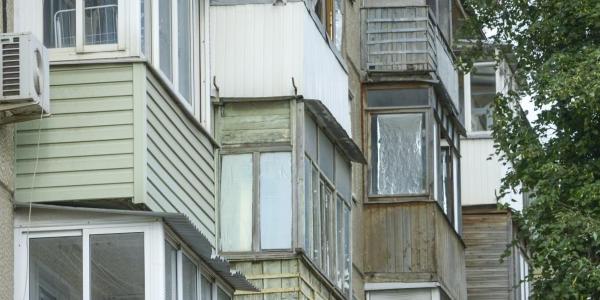 Астраханцы могут получить штраф за обшивку или остекление балкона