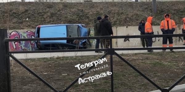 В Астрахани на улице Бориса Алексеева перевернулась иномарка
