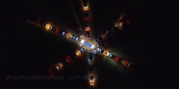 Астраханские автолюбители выстроились в «снежинку» 