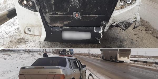 В Астраханской области из-за гололёда легковушку вынесло на встречку под автобус