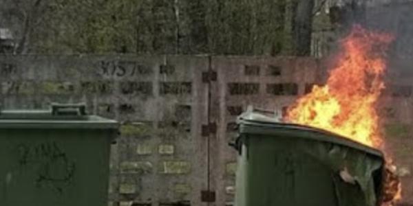 В Астрахани поджигают мусорные контейнеры