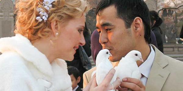 Астраханцы стали жениться и выходить замуж за иностранцев