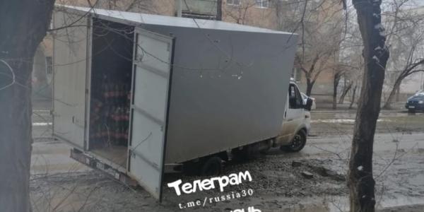 В Астрахани в очередной раз под асфальт провалился автомобиль