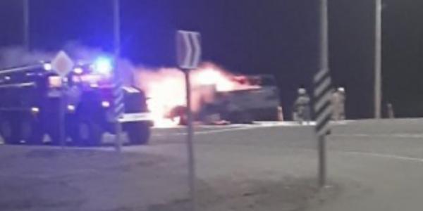 Астраханские полицейские помогли семье, у которой посреди ночи на трассе загорелся автомобиль