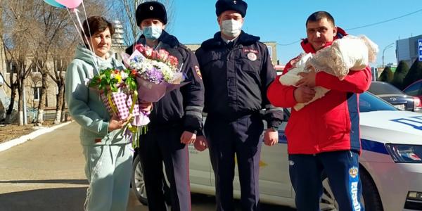 Астраханке, неожиданно начавшей рожать по пути в больницу, помогли сотрудники Госавтоинспекции