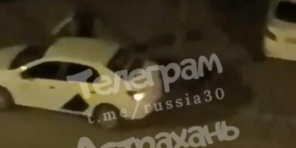 В Астрахани очевидцы сняли на видео, как таксист избивает девушку