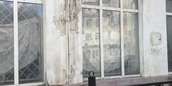 В Астрахани после дождя на здании обнажилась старинная надпись