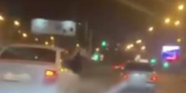 Астраханская полиция разыскивает девушку, вылезшую из окна автомобиля во время движения