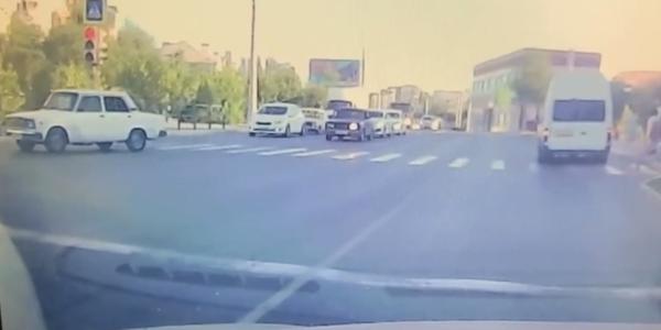 В Астрахани водитель едва не сбил пешеходов на переходе