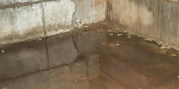В Астрахани откачали воду из подвала только после вмешательства Службы жилищного надзора