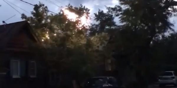 Астраханцы сняли на видео искрящиеся провода над деревянными домами