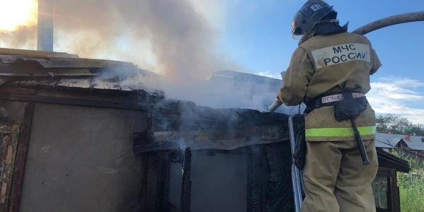 В Астрахани пожарным пришлось тушить загоревшуюся баню