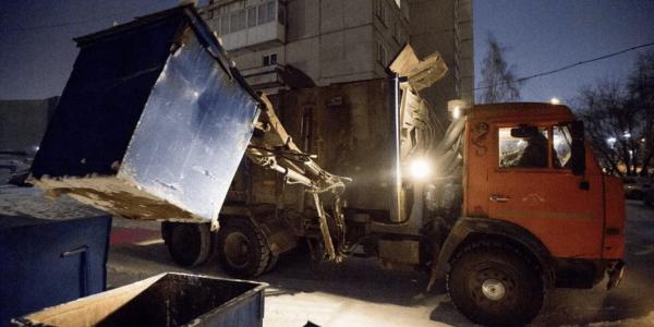 В Астрахани мусоровоз терроризирует жителей по ночам