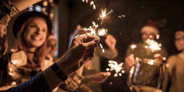 Половина астраханцев поддерживает отмену праздничных мероприятий в честь Нового 2023 года 