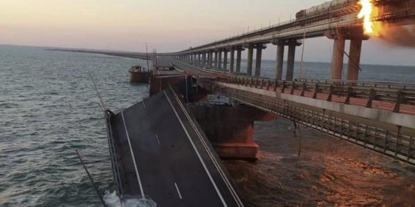 На Крымском мосту произошел мощный взрыв с обрушением дорожного покрытия