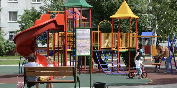 В Астраханской области прокуратура заставила подрядчика обустроить детские площадки в сёлах