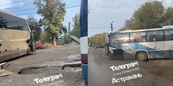 В Астрахани в яму на дороге провалились сразу два автобуса