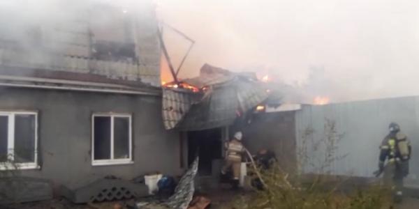 В Астрахани потушили пожар в 200 квадратных метров