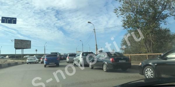 В Астрахани из-за аварии собралась огромная пробка на Старом мосту