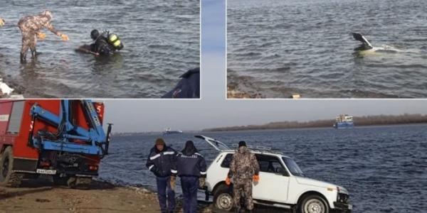 В Астрахани водолазы достали из утонувшего в Волге автомобиля трупы двоих мужчин
