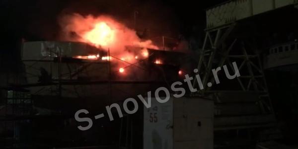 В Астрахани горит корабль на судоремонтном заводе «Звёздочка»