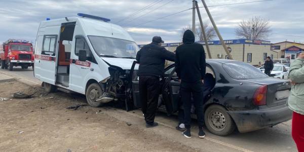 Под Астраханью в лобовом столкновении скорой помощи с легковым автомобилем погибла женщина