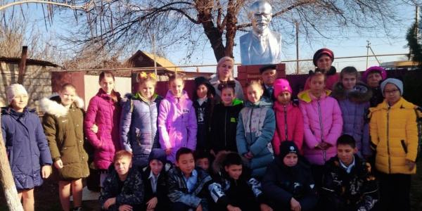 В астраханском селе Иванчуг торжественно открыли памятник Ленину