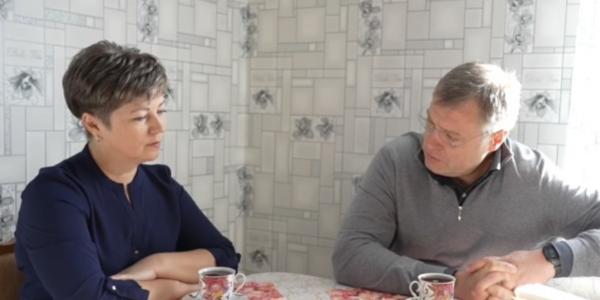 Губернатор Игорь Бабушкин посетил маму мобилизованного бойца из Харабалинского района