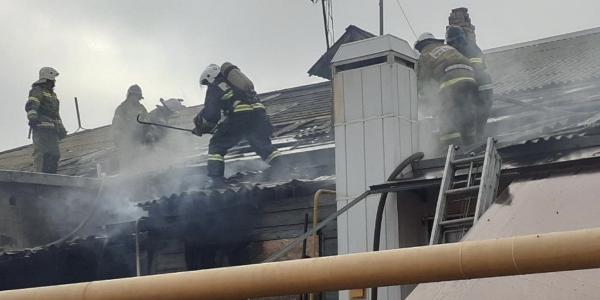 В Астраханской области загорелся жилой дом в селе Ассадулаево