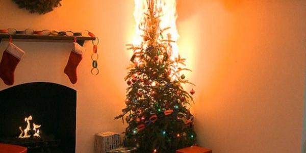 Астраханское МЧС напомнило, как безопасно устанавливать новогоднюю ёлку